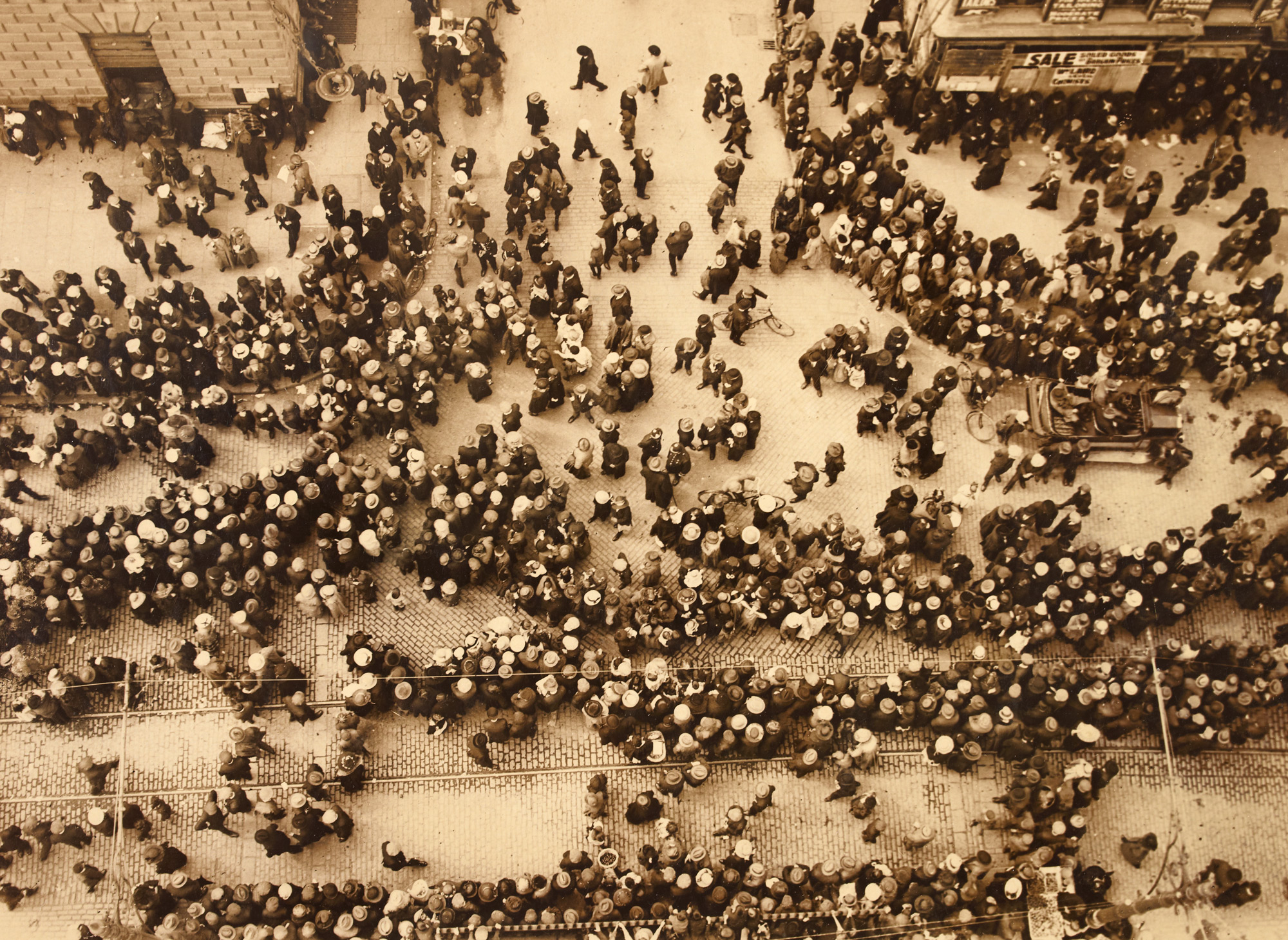 A crowd from above, Sackville Street